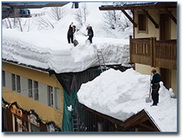 Очищення дахів від снігу та бурульок