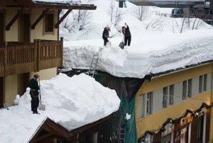 Прибирання снігу з дахів